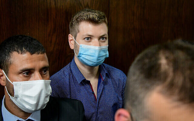 Yair Netanyahu, fils du Premier ministre Benjamin Netanyahu, arrive pour une audience au tribunal de première instance de Tel Aviv, le 10 mars 2021. (Crédit : Avshalom Sassoni/Flash90)