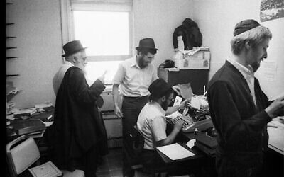 Le rabbin Yoel Kahn, à gauche, vers 1979, a dirigé des équipes de jeunes érudits du mouvement hassidique Chabad-Lubavitch dans les arts de la mémorisation, de la répétition et de la transcription. (Crédit : Jewish Educational Media/The Living Archive via JTA) 