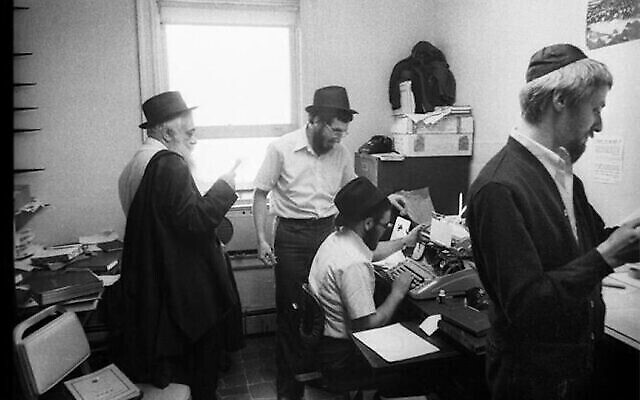 Le rabbin Yoel Kahn, à gauche, vers 1979, a dirigé des équipes de jeunes érudits du mouvement hassidique Chabad-Lubavitch dans les arts de la mémorisation, de la répétition et de la transcription. (Crédit : Jewish Educational Media/The Living Archive via JTA) 