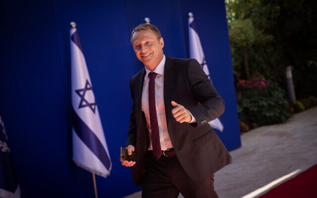 Le ministre du Tourisme Yoel Razvozov arrive à la résidence du Président à Jérusalem, le 14 juin 2021 (Crédit : Yonatan Sindel/Flash90). Le ministre du Tourisme Yoel Razvozov arrive à la résidence du Président à Jérusalem, le 14 juin 2021 (Crédit : Yonatan Sindel/Flash90).