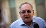 Le professeur Zeev Rotstein, PDG de l'hôpital Hadassah, s'exprime lors d'une conférence de presse à l'hôpital Hadassah Ein Karem à Jérusalem, le 1er novembre 2020. (Crédit : Yonatan Sindel/Flash90) 