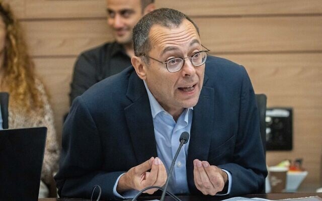 Le député Zvi Hauser assiste à une réunion de la Commission des dispositions à la Knesset à Jérusalem, le 21 juin 2021 (Crédit : Yonatan Sindel/Flash90) Le député Zvi Hauser assiste à une réunion de la Commission des dispositions à la Knesset à Jérusalem, le 21 juin 2021 (Crédit : Yonatan Sindel/Flash90)