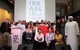 Une délégation d'Israéliens, de Marocains, d'Émiratis et de Bahreïnis se réunit pour une photo en Israël, le 15 juin 2021, dans le cadre d'un événement organisé par Israel-is (Israel-is).