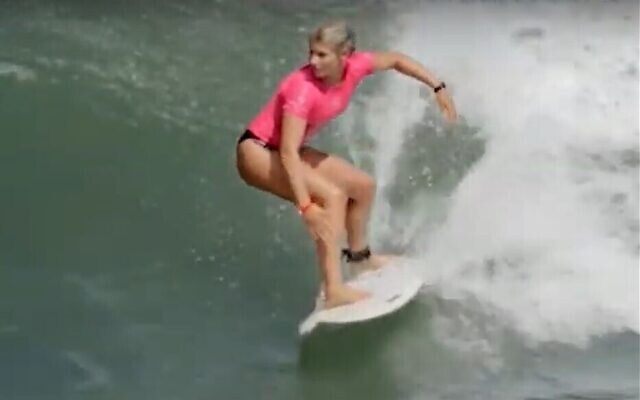 Anat Lelior surfe dans une vidéo téléchargée le 30 octobre 2019. (Capture d'écran/Haaretz)