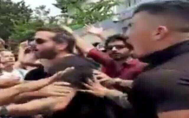 Des manifestants se disputent avec la police devant le domicile de Naftali Bennett à Ra'anana, le 23 juillet 2021. (capture d'écran : Twitter) Des manifestants se disputent avec la police devant le domicile de Naftali Bennett à Ra'anana, le 23 juillet 2021. (capture d'écran : Twitter)