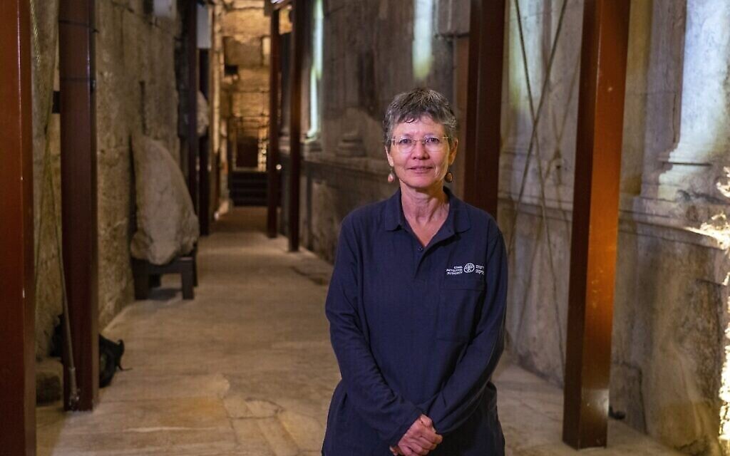 Le Dr Shlomit Weksler-Bdolach, directrice des fouilles dans les tunnels du Mur occidental pour le compte de l'Autorité israélienne des antiquités. (Yaniv Berman/Autorité des antiquités d'Israël)