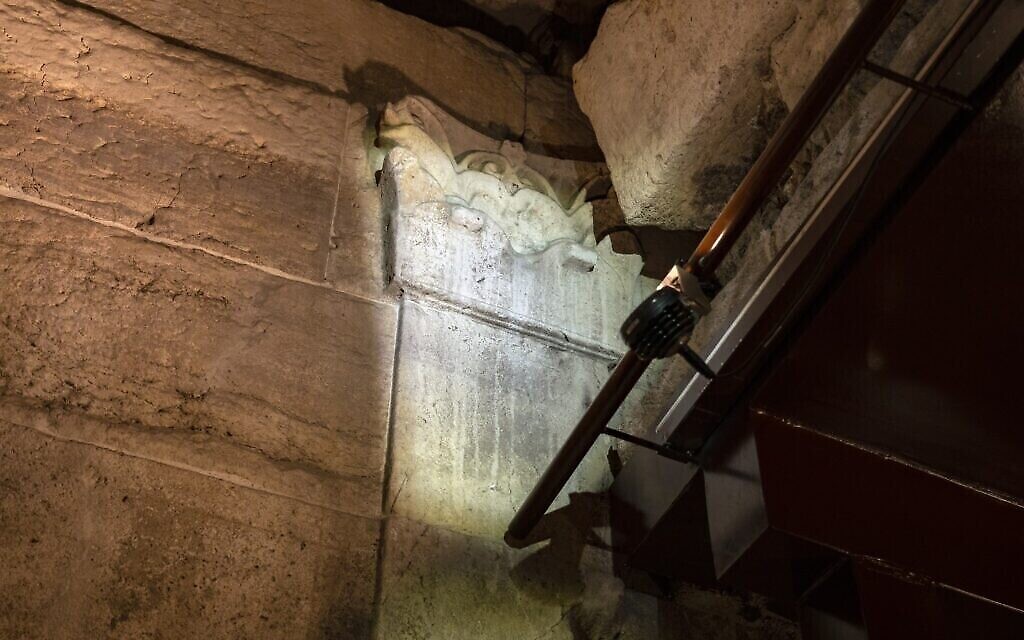Vestiges des splendides fontaines qui fonctionnaient dans le magnifique bâtiment vieux de 2000 ans qui sera bientôt ouvert au public dans le cadre de la visite des tunnels du Mur occidental dans la vieille ville de Jérusalem. (Yaniv Berman/Autorité israélienne des antiquités)