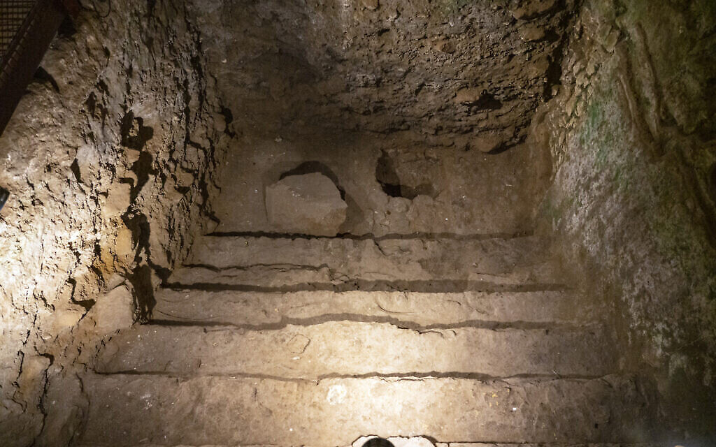 Piscine à gradins installée dans l'une des chambres du magnifique bâtiment vieux de 2 000 ans situé dans la vieille ville de Jérusalem à la fin de la période du Second Temple, qui servait de bain rituel.(Yaniv Berman/Israel Antiquities Authority)