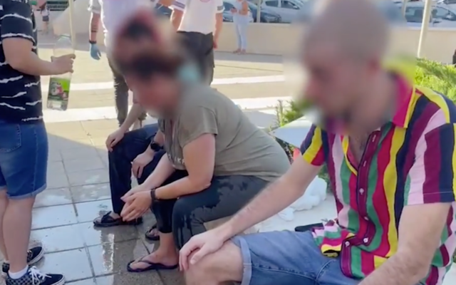 Trois participants à la gay pride d'Ariel sont soignés après avoir été aspergés de spray au poivre le 8 juillet 2021. (Capture d'écran/YouTube)