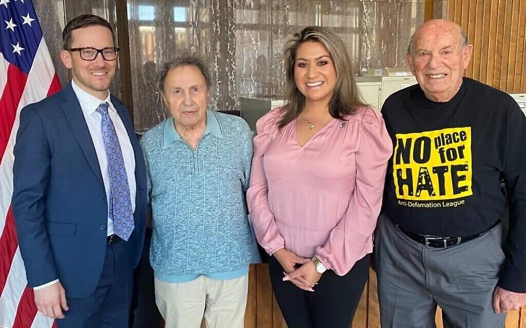 De gauche à droite : Michael Beller, co-fondateur d'Arizona Teaching the Holocaust, Alexander White, Arizona State Rep. Alma Hernandez et Oskar Knoblauch. White et Knoblauch, tous deux survivants de l'Holocauste, ont témoigné en faveur d'une législation qui rendrait obligatoire l'enseignement de l'Holocauste dans l'Etat. (Avec l'aimable autorisation de Michael Beller/ via JTA) De gauche à droite : Michael Beller, co-fondateur d'Arizona Teaching the Holocaust, Alexander White, Arizona State Rep. Alma Hernandez et Oskar Knoblauch. White et Knoblauch, tous deux survivants de l'Holocauste, ont témoigné en faveur d'une législation qui rendrait obligatoire l'enseignement de l'Holocauste dans l'Etat. (Avec l'aimable autorisation de Michael Beller/ via JTA)