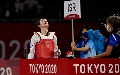 Avishag Semberg, d'Israël, célèbre sa victoire dans le combat pour la médaille de bronze du taekwondo féminin -49kg, lors des Jeux olympiques de Tokyo 2020, au Makuhari Messe Hall de Tokyo, le 24 juillet 2021. (Javier Soriano/AFP)