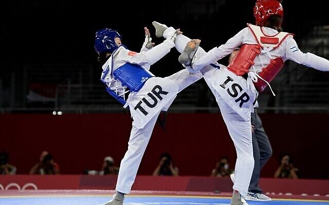 Illustration : Rukiye Yildirim (bleu) de Turquie et Avishag Semberg (rouge) d'Israël participent au combat pour la médaille de bronze du taekwondo féminin -49kg lors des Jeux olympiques de Tokyo 2020 au Makuhari Messe Hall, à Tokyo, le 24 juillet 2021. (Crédit : Javier Soriano/AFP)
