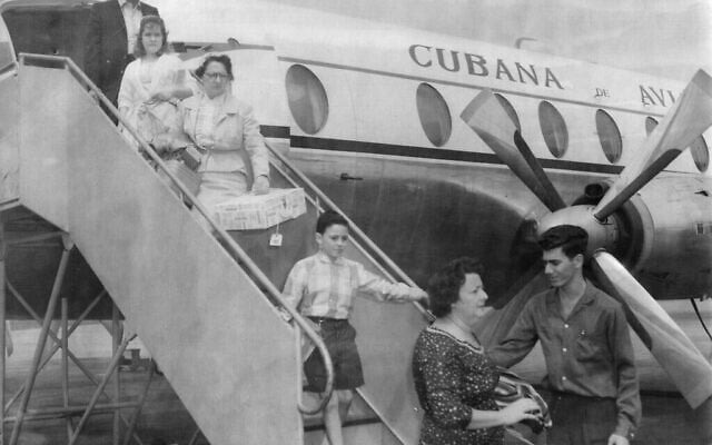 La grand-mère de Ruth Behar (portant une boîte) émigrant de Cuba vers les États-Unis en 1961. (Autorisation)