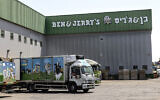 Des camions sont garés à l'usine de glaces Ben & Jerry's dans la zone industrielle de Be'er Tuvia, le 20 juillet 2021 (Crédit: AP Photo/Tsafrir Abayov)