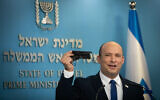 Le Premier ministre Naftali Bennett tient une conférence de presse dans son bureau à Jérusalem, le 14 juillet 2021. (Crédit : Noam Revkin Fenton/FLASH90)