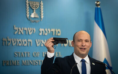 Le Premier ministre Naftali Bennett tient une conférence de presse dans son bureau à Jérusalem, le 14 juillet 2021. (Crédit : Noam Revkin Fenton/FLASH90)