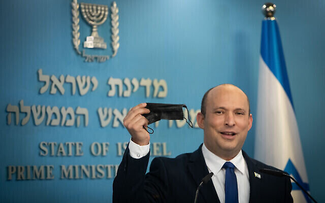 Le Premier ministre Naftali Bennett tient une conférence de presse dans son bureau à Jérusalem, le 14 juillet 2021. (Crédit : Noam Revkin Fenton/FLASH90)