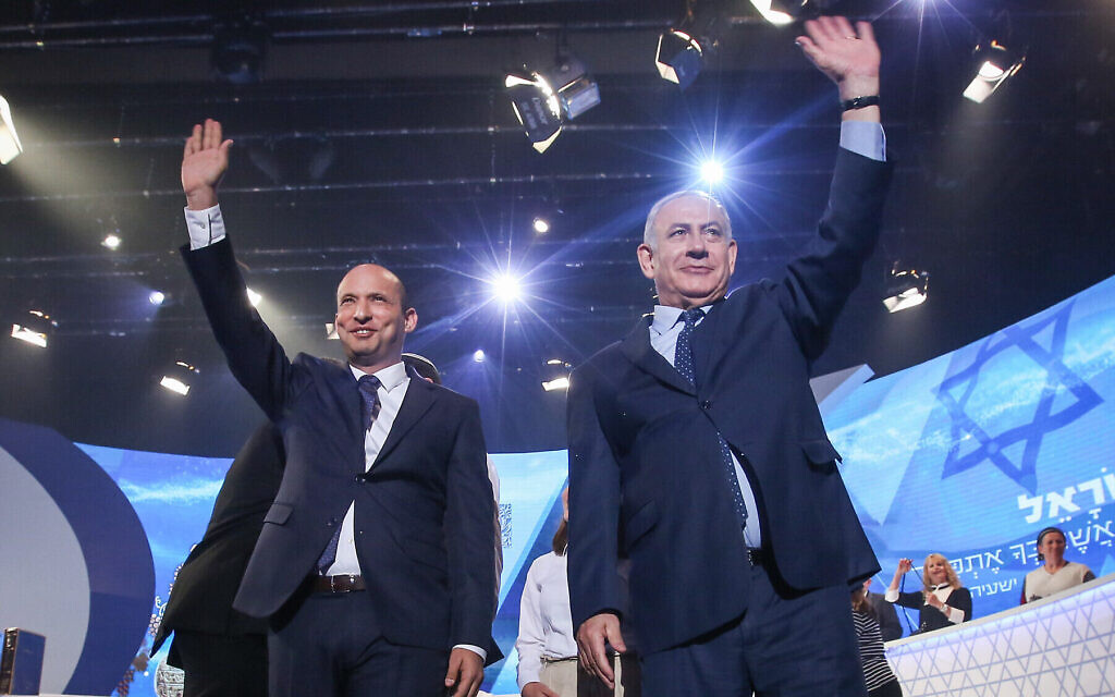 Le premier ministre de l'époque, Benjamin Netanyahu, et le ministre de l'éducation de l'époque, Naftali Bennett (à gauche), lors du quiz annuel sur la Bible au théâtre de Jérusalem, le jour de l'indépendance, le 19 avril 2018. (Crédit: Shlomi Cohen/FLASH90) Le premier ministre de l'époque, Benjamin Netanyahu, et le ministre de l'éducation de l'époque, Naftali Bennett (à gauche), lors du quiz annuel sur la Bible au théâtre de Jérusalem, le jour de l'indépendance, le 19 avril 2018. (Crédit: Shlomi Cohen/FLASH90)