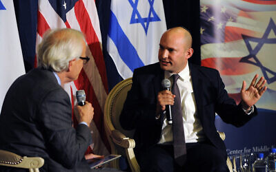 Naftali Bennett (à droite), alors président du parti Juif Home, interviewé par Martin Indyk, vice-président exécutif de Brookings, à l'Institut Brookings à Washington, le 6 décembre 2014. (Crédit : Brookings Institute)