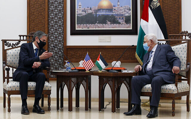 Le président de l'Autorité palestinienne Mahmoud Abbas, à droite, rencontre le secrétaire d'État américain Antony Blinken, dans la ville de Ramallah, en Cisjordanie, le 25 mai 2021. (AP Photo/Majdi Mohammed, Pool) Le président de l'Autorité palestinienne Mahmoud Abbas, à droite, rencontre le secrétaire d'État américain Antony Blinken, dans la ville de Ramallah, en Cisjordanie, le 25 mai 2021. (AP Photo/Majdi Mohammed, Pool)
