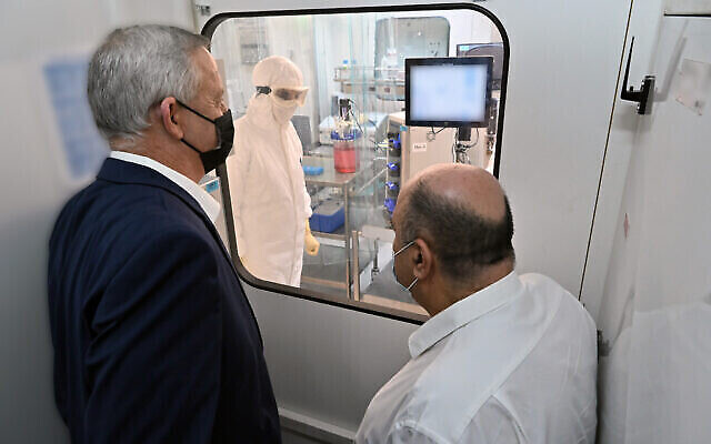 Le ministre de la Défense Benny Gantz visite un laboratoire de l'Institut israélien de recherche biologique le 25 octobre 2020. (Ministère de la Défense) Le ministre de la Défense Benny Gantz visite un laboratoire de l'Institut israélien de recherche biologique le 25 octobre 2020. (Ministère de la Défense)