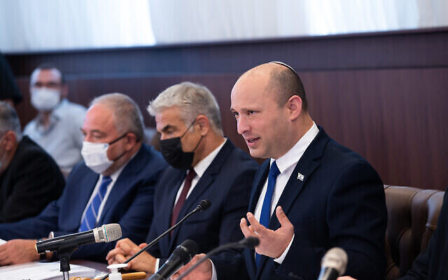 Le Premier ministre Naftali Bennett dirige une réunion du cabinet au bureau du Premier ministre à Jérusalem, le 20 juin 2021. (Crédit : Alex Kolomoisky/POOL) Le Premier ministre Naftali Bennett dirige une réunion du cabinet au bureau du Premier ministre à Jérusalem, le 20 juin 2021. (Crédit : Alex Kolomoisky/POOL)