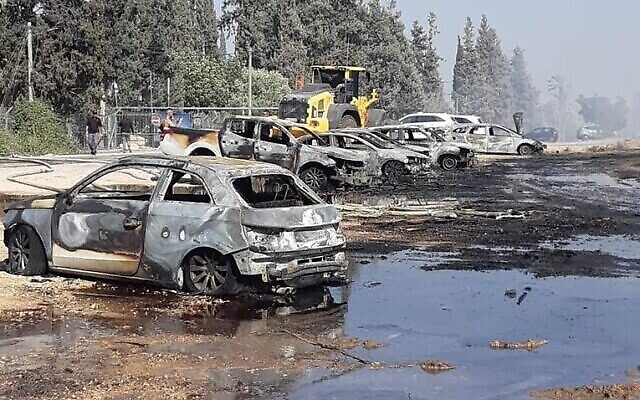 Un certain nombre de véhicules endommagés près du parc national Gan Hashlosha après un incendie, le 3 juillet 2021. (Crédit : Autorité israélienne de la nature et des parcs) Un certain nombre de véhicules endommagés près du parc national Gan Hashlosha après un incendie, le 3 juillet 2021. (Crédit : Autorité israélienne de la nature et des parcs)