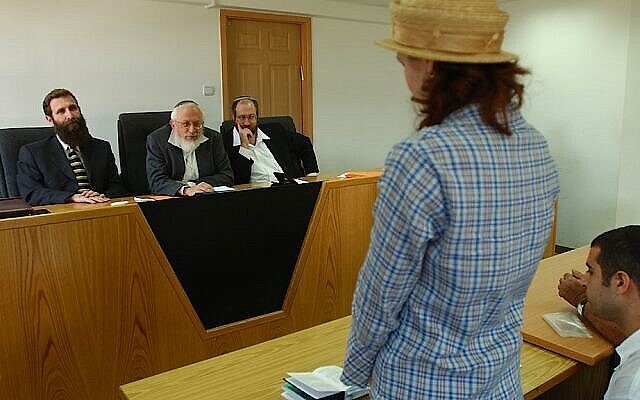 Illustration : Un tribunal rabbinique israélien examine un cas de conversion. (Crédit: Flash90)