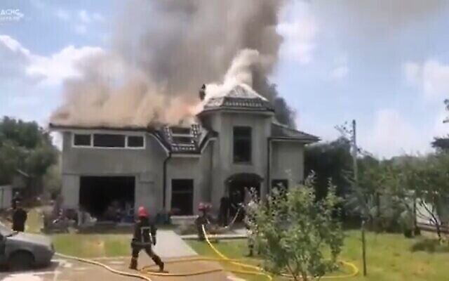 La scène d'un incendie à Sheparivtsi, en Ukraine, après qu'un avion se soit écrasé sur une maison, le 28 juillet 2021. (Capture d'écran/YouTube) La scène d'un incendie à Sheparivtsi, en Ukraine, après qu'un avion se soit écrasé sur une maison, le 28 juillet 2021. (Capture d'écran/YouTube)