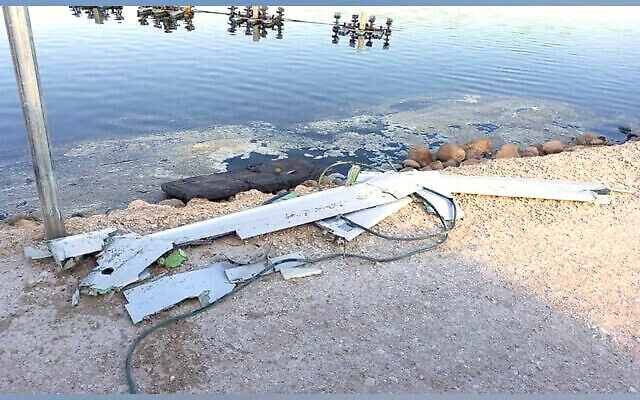 Les restes d'un présumé drone iranien abattu au-dessus du nord d'Israël, dont des parties sont tombées dans un bassin à poissons au kibboutz Maoz Haim, le 14 mai 2021. (Tsahal)