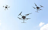 Photo d'illustration: Des drones militaires israéliens volent en formation sur une photographie non-datée. (Crédit : Armée israélienne)