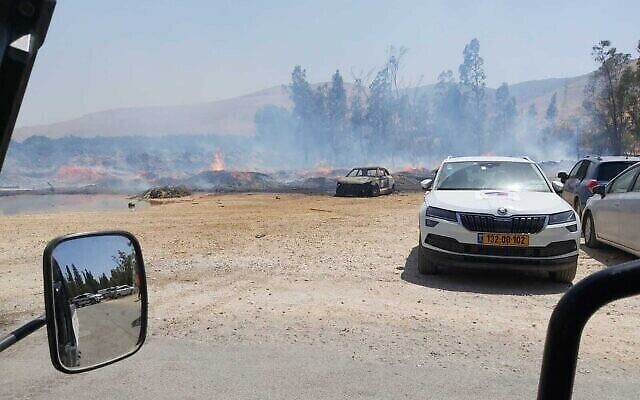Un feu près du parc national de Gan HaShlosha dans le nord d'Israël, le 3 juillet 2021. (Crédit : Autorité israélienne de la nature et des parcs) Un feu près du parc national de Gan HaShlosha dans le nord d'Israël, le 3 juillet 2021. (Crédit : Autorité israélienne de la nature et des parcs)