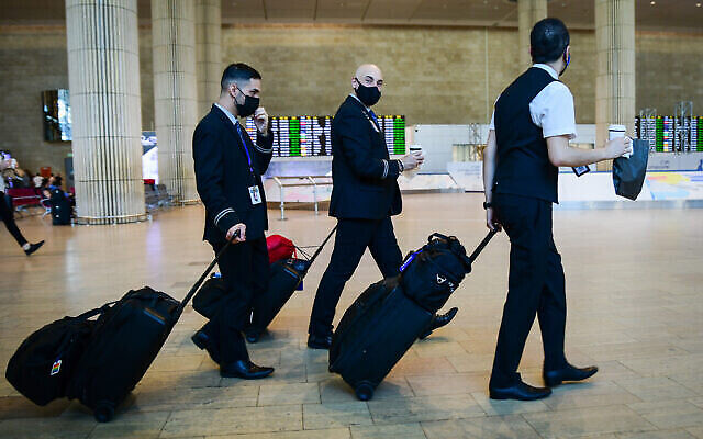 Le personnel de vol est vu dans le hall d'arrivée de l'aéroport international Ben Gurion, le 30 juin 2021. (Crédit: Avshalom Sassoni/Flash90)