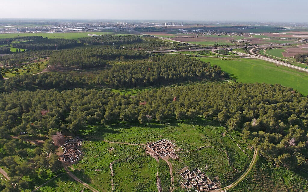 Vue aérienne de Khirbet el Rai, près de Lachish dans le centre d'Israël. (Crédit: Emil Aladjem, Autorité des Antiquités d'Israël)