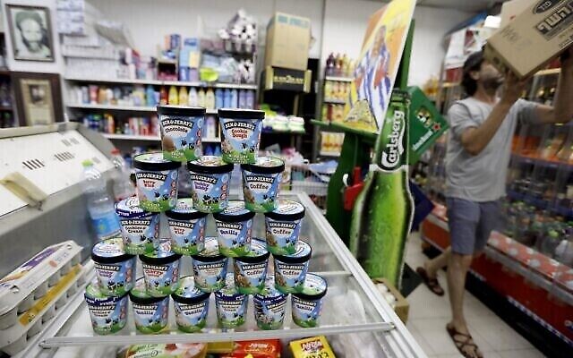 La crème glacée Ben & Jerry's en vente à Jérusalem le 20 juillet 2021. (Crédit : Ahmad Gharabli/AFP) La crème glacée Ben & Jerry's en vente à Jérusalem le 20 juillet 2021. (Crédit : Ahmad Gharabli/AFP)