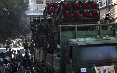 Des membres des Brigades Al-Qassam, la branche armée de l'organisation terroriste du Hamas, assistent à un rassemblement à Beit Lahiya, le 30 mai 2021. (Crédit : Atia Mohammed/Flash90)