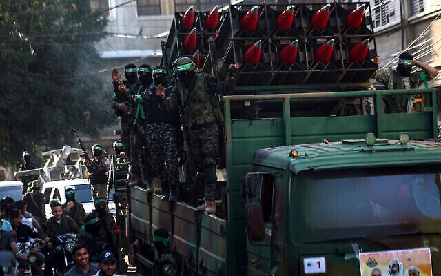 Des membres des Brigades Al-Qassam, la branche armée de l'organisation terroriste du Hamas, assistent à un rassemblement à Beit Lahiya, le 30 mai 2021. (Crédit : Atia Mohammed/Flash90)