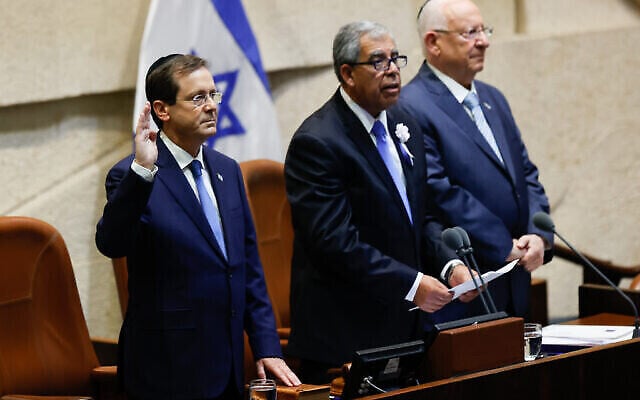 Isaac Herzog prête serment en tant que président au parlement israélien à Jérusalem, le 7 juillet 2021. (Yonatan Sindel/FLASH90) Isaac Herzog prête serment en tant que président au parlement israélien à Jérusalem, le 7 juillet 2021. (Yonatan Sindel/FLASH90)