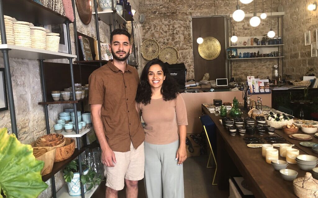 Jack et Adria Abu Shehadeh dans la boutique Hilweh Market, un magasin qui vend des objets artisanaux palestiniens de Jaffa. (Crédit : Jessica Steinberg/Times of Israel)