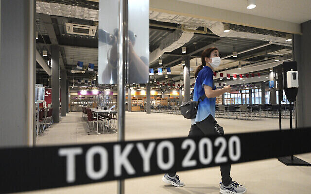 La salle à manger principale est vue lors d'une visite de presse du village olympique et paralympique de Tokyo 2020, le 20 juin 2021, à Tokyo. (Crédit: AP Photo/Eugene Hoshiko) La salle à manger principale est vue lors d'une visite de presse du village olympique et paralympique de Tokyo 2020, le 20 juin 2021, à Tokyo. (Crédit: AP Photo/Eugene Hoshiko)