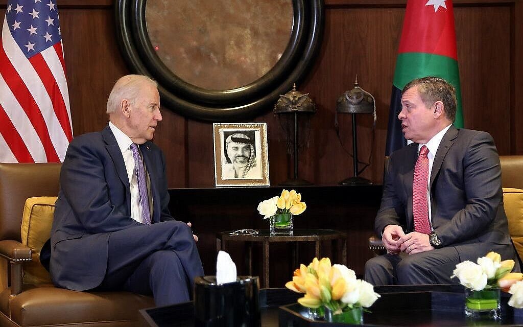 Le roi Abdallah II de Jordanie, à droite, rencontre le vice-président américain Joe Biden, au palais Husseiniya à Amman, en Jordanie, le 10 mars 2016. (AP/Raad Adayleh)