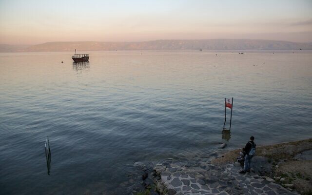 Vue du lac de Tibériade depuis la promenade de Tibériade, le 18 mars 2019. (Crédit : David Cohen/Flash90)