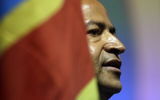 Sur cette photo d'archives du lundi 12 mars 2018, le chef de l'opposition congolaise Moise Katumbi s'adresse aux délégués lors d'un forum de trois jours dans un hôtel de villégiature près de Johannesburg, en Afrique du Sud. Katumbi est rentré au Congo le lundi 20 mai 2019, l'un des nombreux exilés politiques qui rentrent au pays après l'entrée en fonction d'un nouveau président cette année. (Crédit: AP Photo/Themba Hadebe)
