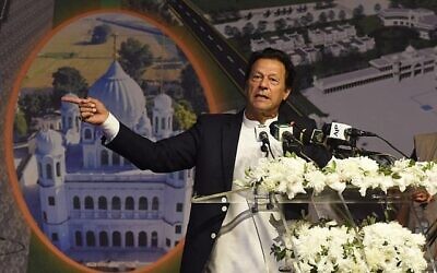Le Premier ministre pakistanais Imran Khan s'adresse à la cérémonie de pose de la première pierre du corridor de Kartarpur à Kartarpur, le 28 novembre 2018. (Arif Ali/AFP.)