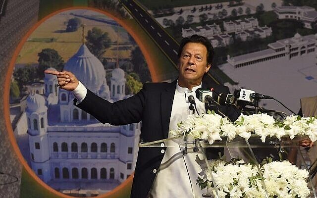 Le Premier ministre pakistanais Imran Khan s'adresse à la cérémonie de pose de la première pierre du corridor de Kartarpur à Kartarpur, le 28 novembre 2018. (Arif Ali/AFP.)