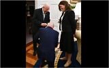 Le président américain Joe Biden s'agenouille devant Rivka Ravitz, chef de cabinet du président israélien Reuven Rivlin, après avoir appris qu'elle avait 12 enfants. (Haim Zach/GPO)