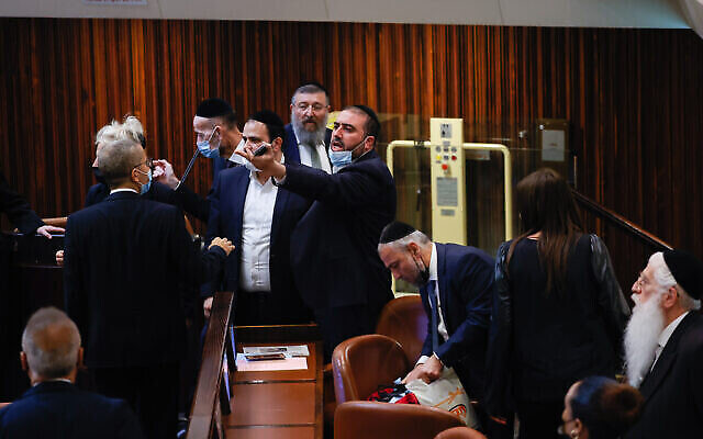 Des membres de l'opposition s'interpellent pendant une discussion sur une loi concernant les indemnités de chômage lors d'une session plénière dans la salle d'assemblée de la Knesset à Jérusalem, le 1er juillet 2021. (Yonatan Sindel/FLASH90) Des membres de l'opposition s'interpellent pendant une discussion sur une loi concernant les indemnités de chômage lors d'une session plénière dans la salle d'assemblée de la Knesset à Jérusalem, le 1er juillet 2021. (Yonatan Sindel/FLASH90)