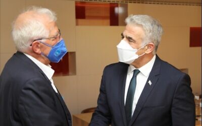 Le ministre des Affaires étrangères Yair Lapid, à droite, et le chef de la diplomatie européenne, Josep Borrell, à Bruxelles, le 11 juillet 2021? (Crédit : Twitter)