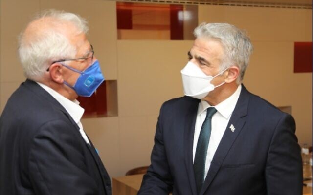 Le ministre des Affaires étrangères Yair Lapid, à droite, et le chef de la diplomatie européenne, Josep Borrell, à Bruxelles, le 11 juillet 2021? (Crédit : Twitter)