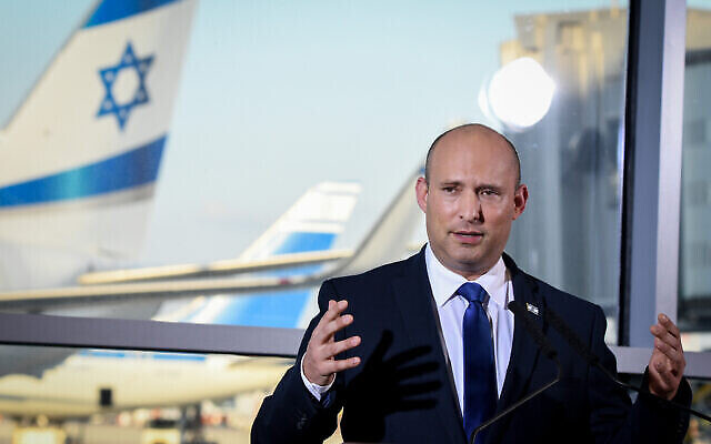 Le Premier ministre Naftali Bennett prononce des remarques télévisées à l'aéroport Ben Gurion, le 22 juin 2021. (Crédit: Flash90) Le Premier ministre Naftali Bennett prononce des remarques télévisées à l'aéroport Ben Gurion, le 22 juin 2021. (Crédit: Flash90)